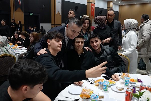 Esenyurt Nazım Hikmet K&uuml;lt&uuml;r Merkezi&nbsp;Davet Salonu&rsquo;nda gen&ccedil;lere y&ouml;nelik iftar programı