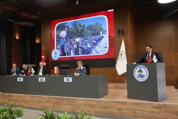 Toplantı, Denizli ve &ccedil;evre illerden gelen &ccedil;ok sayıda belediye başkanı,