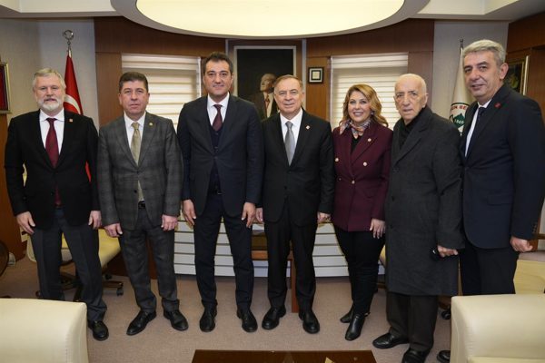 Giresun Belediye Başkanı Fuat K&ouml;se, misafirlerini &ccedil;i&ccedil;ek takdimiyle karşılarken, ziyarette