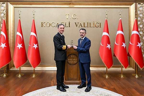 Donanma Komutan Yardımcısı Koramiral Yal&ccedil;ın Payal ile bir s&uuml;re g&ouml;r&uuml;şerek