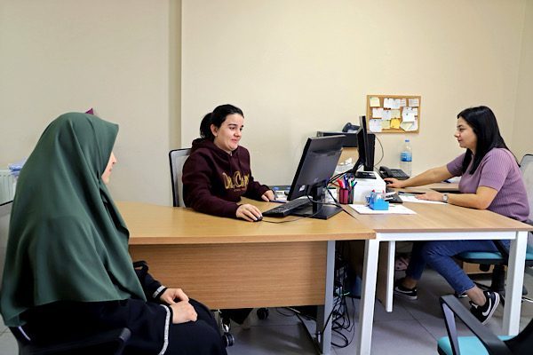 Eyy&uuml;biye İl&ccedil;e Sağlık M&uuml;d&uuml;rl&uuml;ğ&uuml; KETEM Birimi&rsquo;nde g&ouml;revli Ebe &Uuml;lker &Ouml;ztekin,