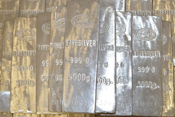 Analistlere g&ouml;re, beyaz metal şu anda 29 Ocak'taki zirvesinden y&uuml;zde