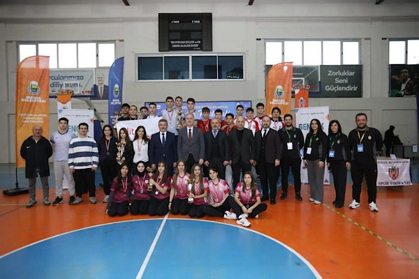 İneg&ouml;l Belediyesi Spor Salonu tırmanış duvarında ger&ccedil;ekleştirilen turnuva; k&uuml;&ccedil;&uuml;kler, yıldızlar