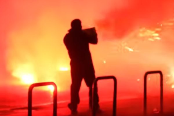 &Ccedil;evik kuvvet polisi, y&uuml;zlerini &ouml;rtmek i&ccedil;in kap&uuml;şon ve atkı takan