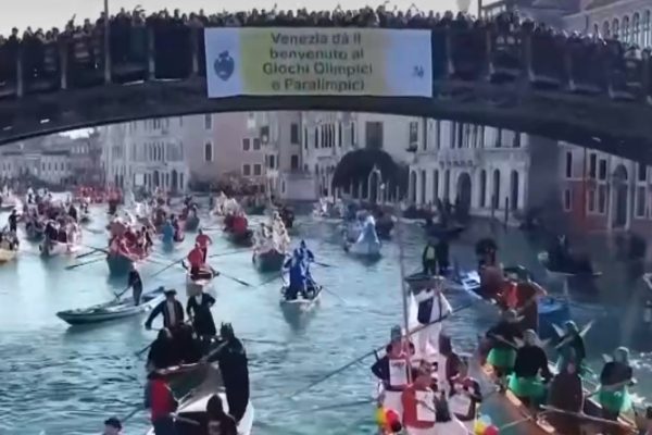 Parlak renklerle s&uuml;slenmiş, &ouml;zenli kost&uuml;mler giymiş k&uuml;rek&ccedil;ilerin kullandığı d&uuml;zinelerce tekne,