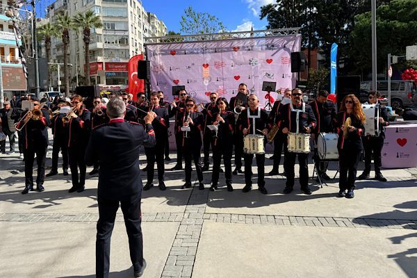 İzmir'de 14 Şubat Sevgililer G&uuml;n&uuml; kapsamında Alsancak&rsquo;ta &ldquo;Aşkın Melodileri&rdquo; etkinliğini