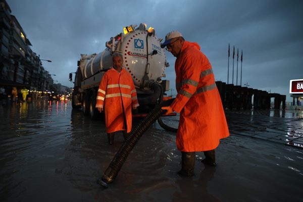 Meteoroloji Genel M&uuml;d&uuml;rl&uuml;ğ&uuml;&rsquo;n&uuml;n uyarılarının ardından İzmir genelinde etkisini artıran yağış