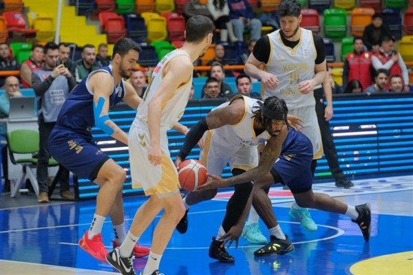 Ma&ccedil;ın ilk periyodunda toplam 46 sayı atılarak y&uuml;ksek skorun işareti
