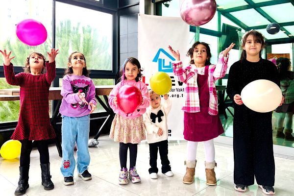 Her ay farklı bir g&ouml;n&uuml;ll&uuml; firmanın desteği ile ger&ccedil;ekleşen doğum