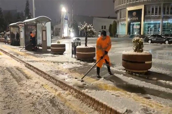 Malatya B&uuml;y&uuml;kşehir Belediyesi ekipleri, il genelinde etkili olan kar yağışına