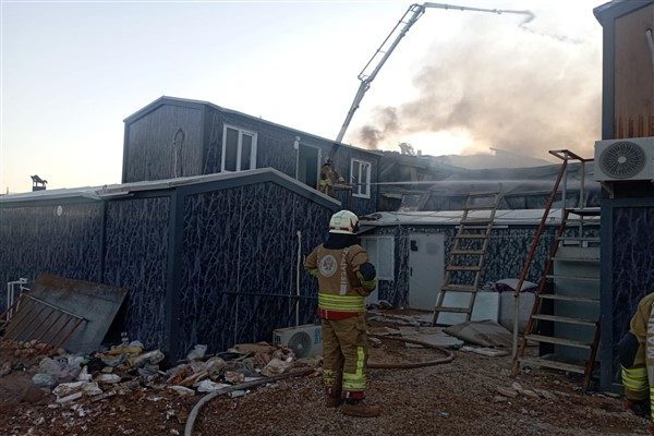 Yaklaşık 240 iş&ccedil;inin konakladığı alandaki yangın, Manisa B&uuml;y&uuml;kşehir Belediyesi ve