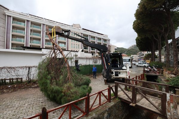 Marmaris&rsquo;te yaklaşık 15 g&uuml;nd&uuml;r aralıklarla etkisini s&uuml;rd&uuml;ren fırtına ve sağanak