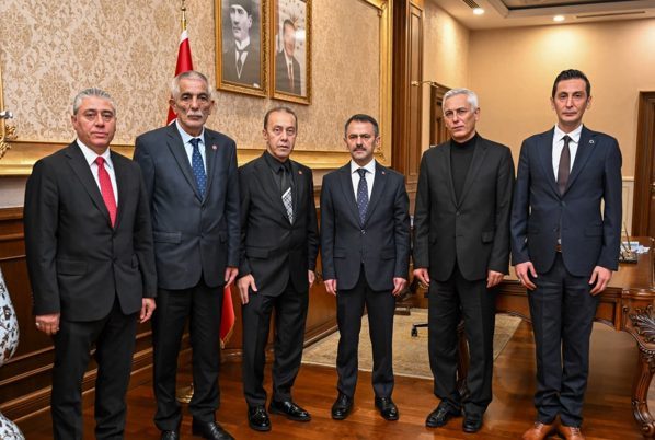 Milliyet&ccedil;i Hareket Partisi (MHP) Kocaeli İl Başkanı Kamil Akın, beraberindeki