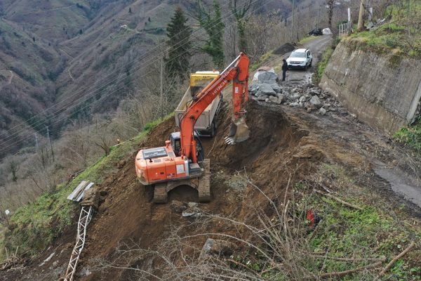 Ordu&rsquo;da hava sıcaklıklarının artmasıyla birlikte eriyen kar suları, bazı il&ccedil;elerde