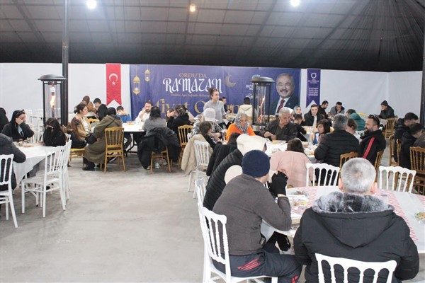 Ordu B&uuml;y&uuml;kşehir Belediyesi&rsquo;nin Durug&ouml;l Yerleşkesi&rsquo;nde kurduğu iftar &ccedil;adırında her g&uuml;n