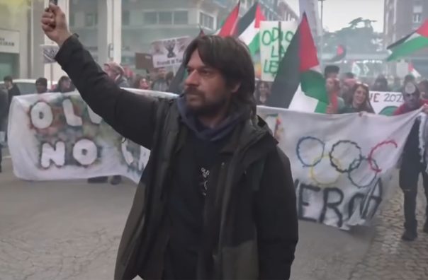 "Olimpiyatlara Hayır, Teşekk&uuml;rler" pankartı altında toplanan grup, kamu fonlarının kullanımını