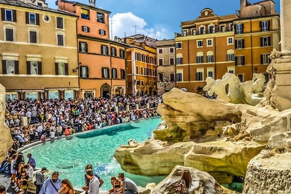 2 Şubat 2026'dan itibaren, İtalyan başkenti, turistlerin su dolu havuzun