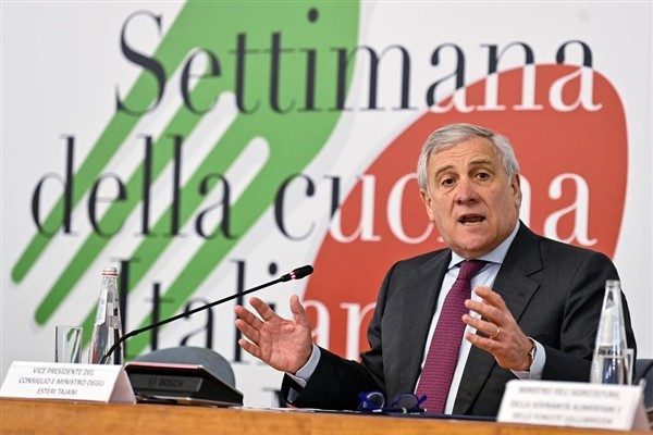 İtalya Dışişleri Bakanı Tajani, Napoli&rsquo;de, Chiaia&rsquo;daki tarihi Sannazaro Tiyatrosu&rsquo;nda &ccedil;ıkan