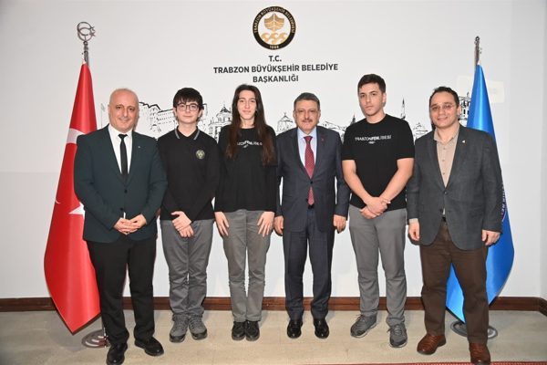 Trabzon Merkez Fen Lisesi M&uuml;d&uuml;r&uuml; Coşkun &Ccedil;olak ve Tarih &ouml;ğretmeni