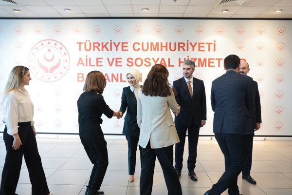 Aile ve Sosyal Hizmetler Bakanı Göktaş, bakanlık personeli ve birim