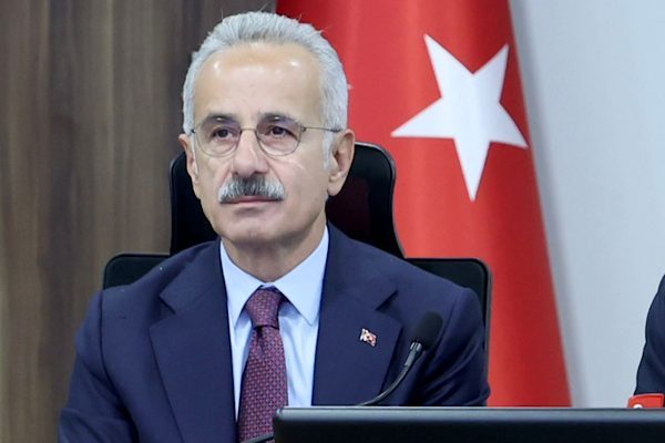 Ulaştırma ve Altyapı Bakanı Abdulkadir Uraloğlu, Isparta’daki temasları çerçevesinde esnaf