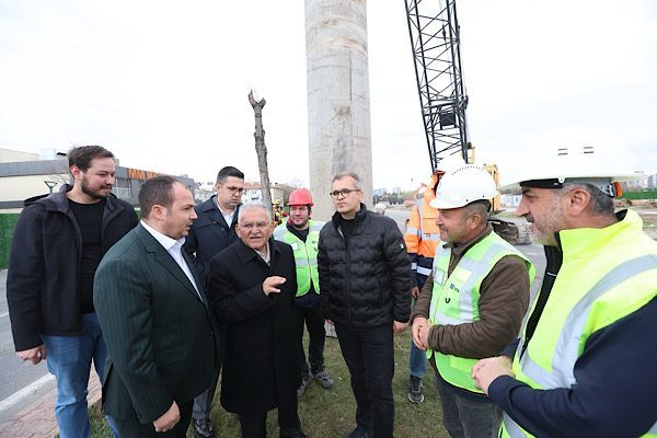 Saha ziyareti kapsamında ekiplerden teknik bilgi alan Büyükkılıç, bölge esnafıyla