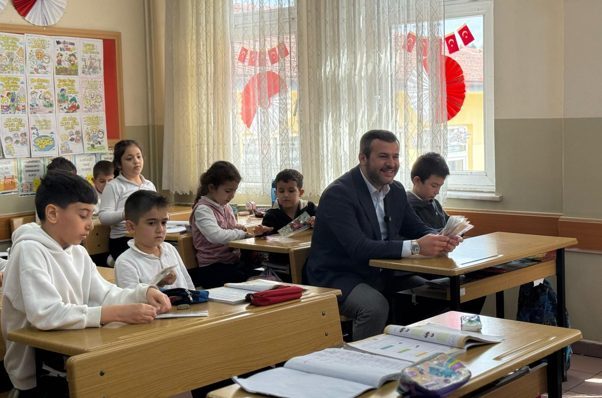 Karabük Belediye Başkanı Çetinkaya, programda öğrencilerle yakından ilgilenerek, belediyelerin görev