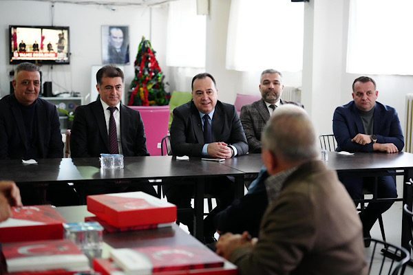 Manisa Büyükşehir Belediye Başkanı Besim Dutlulu, bayramın manevi iklimini huzurevi