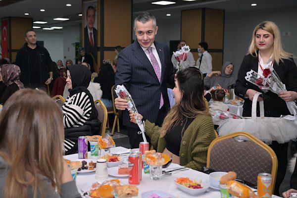 Nazım Hikmet Kültür Merkezi’nde gerçekleşen programa; Esenyurt Kaymakamı Fatih Çobanoğlu,
