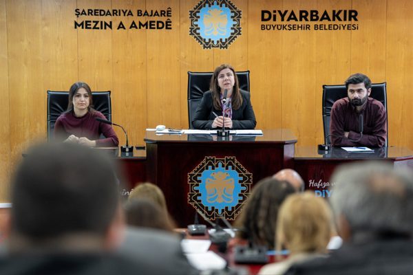 Diyarbakır Büyükşehir Belediyesi Eşbaşkanı Serra Bucak’ın başkanlık ettiği toplantıya meclis