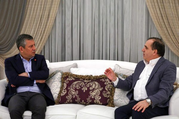 Cumhuriyet Halk Partisi (CHP) Genel Başkanı &Ouml;zel, ge&ccedil;tiğimiz g&uuml;nlerde annesi