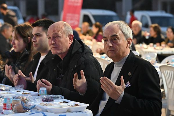 Kepez Belediyesi tarafından düzenlenen geleneksel iftar buluşmaları, Ramazan ayının yirmi