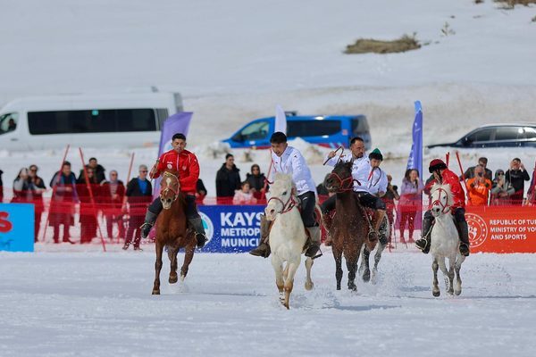 Kayseri Büyükşehir Belediye Başkanı Memduh Büyükkılıç, Erciyes Dağı Tekir Yaylası’nda