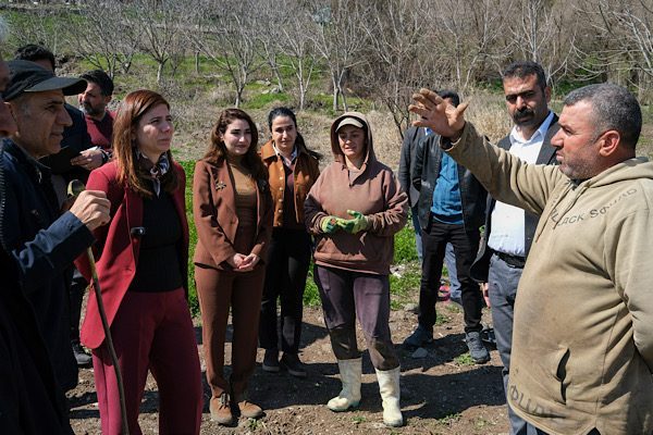 Diyarbakır Büyükşehir Belediyesi Eşbaşkanları Serra Bucak ve Doğan Hatun, beraberlerinde