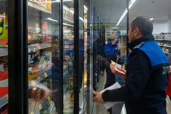 Zabıta Müdürlüğü ekipleri tarafından yapılan kontrollerde, marketlerde kasa ve raf