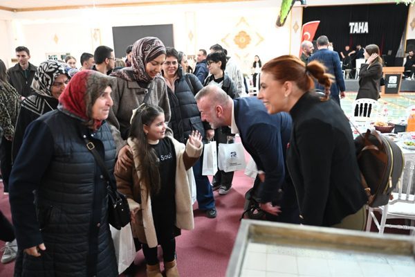 Belediye tarafından düzenlenen iftar programında başkan yardımcıları, birim müdürleri ve