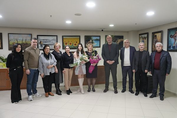 Kartal Belediyesi fuaye alanında düzenlenen açılış töreni, sanatın farklı dallarını