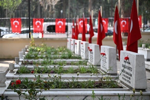 Manisa Garnizon Şehitliği’nde gerçekleştirilen programa Manisa Valisi Vahdettin Özkan, Manisa