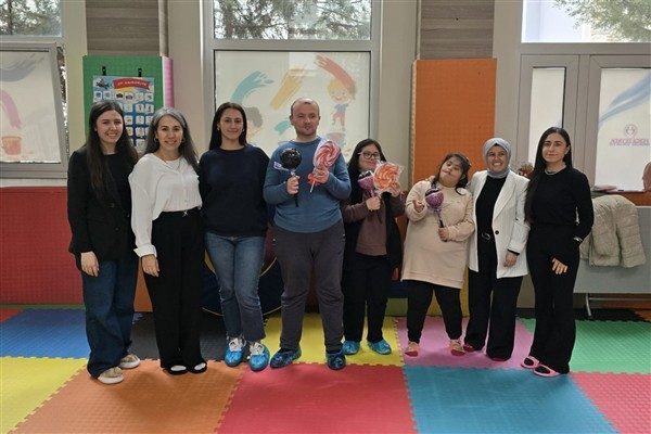 Menderes Belediyesi Ferdi Zeyrek Engelsiz Çocuk Evi özel misafirleri ağırladı.