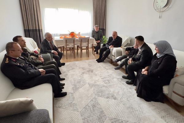 Vali Muammer Erol, ilk ziyaretini Şahincili mahallesinde ikamet eden Şehit