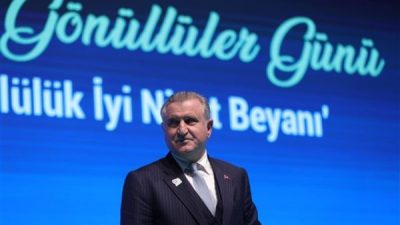 Gençlik ve Spor Bakanı Dr. Osman Aşkın Bak, milli sporcunun