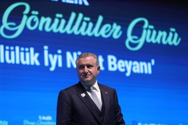 Gençlik ve Spor Bakanı Dr. Osman Aşkın Bak, milli sporcunun