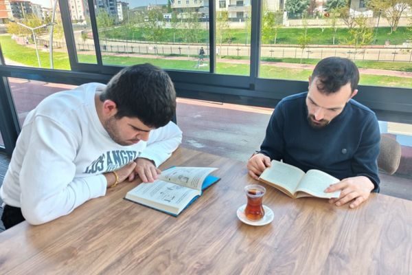 Etkinlikte katılımcılar, merkezde oluşturulan kütüphaneden yararlanarak kitap okuma alışkanlığı kazanmaya