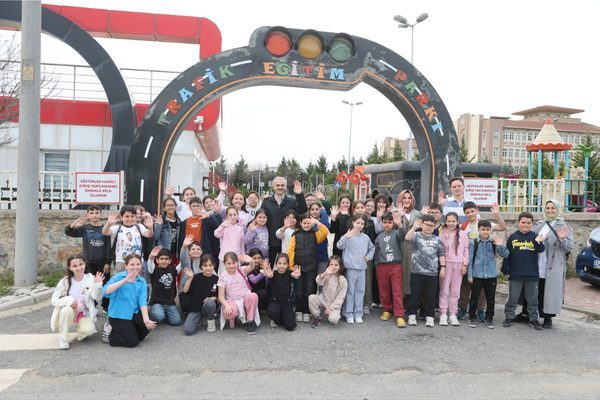 Trafik bilincine yönelik düzenlenen eğitim programında öğrenciler hem teorik hem