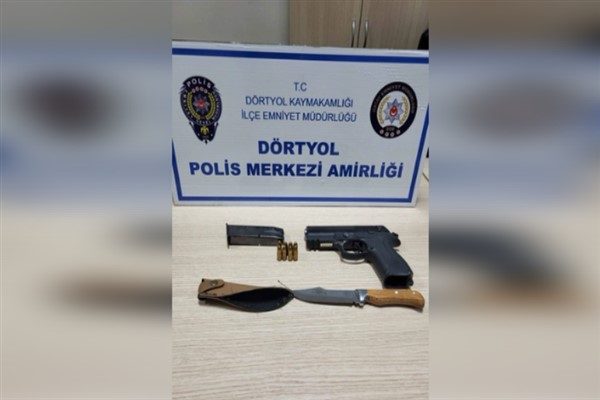 Hatay’ın Dörtyol ilçesinde gerçekleştirilen denetimlerde bir kişinin üzerinden silah ve
