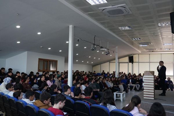 Esenyurt Belediyesi taraşından “Kafamın İçindeki Sınav Koçu” başlığıyla gerçekleştirilen programda