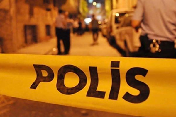 Hatay’da 19 yaşındaki bir genç, evinde silahla vurulmuş halde bulundu.