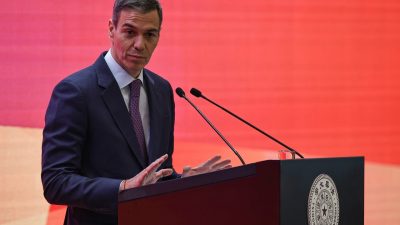 Sanchez, bu sabah Çin’in önde gelen üniversitelerinden Tsinghua Ünversitesi’ni ziyaret