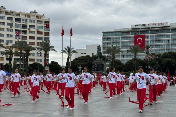 Törene İzmir Belediye Başkanı Cemil Tugay ve eşi Öznur Tugay,