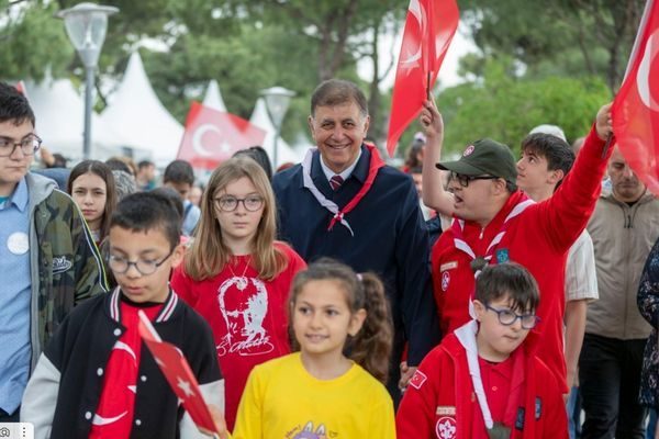 Kutlamalar, İzmir Büyükşehir Belediye Başkanı Cemil Tugay’ın katıldığı kortej yürüyüşüyle